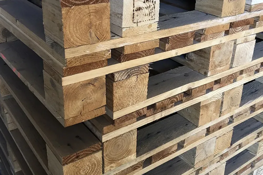 Palette en bois près de Segré-en-Anjou-bleu